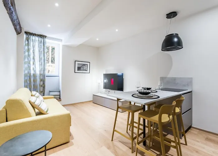 History And Design Apartment Facing The Old Port