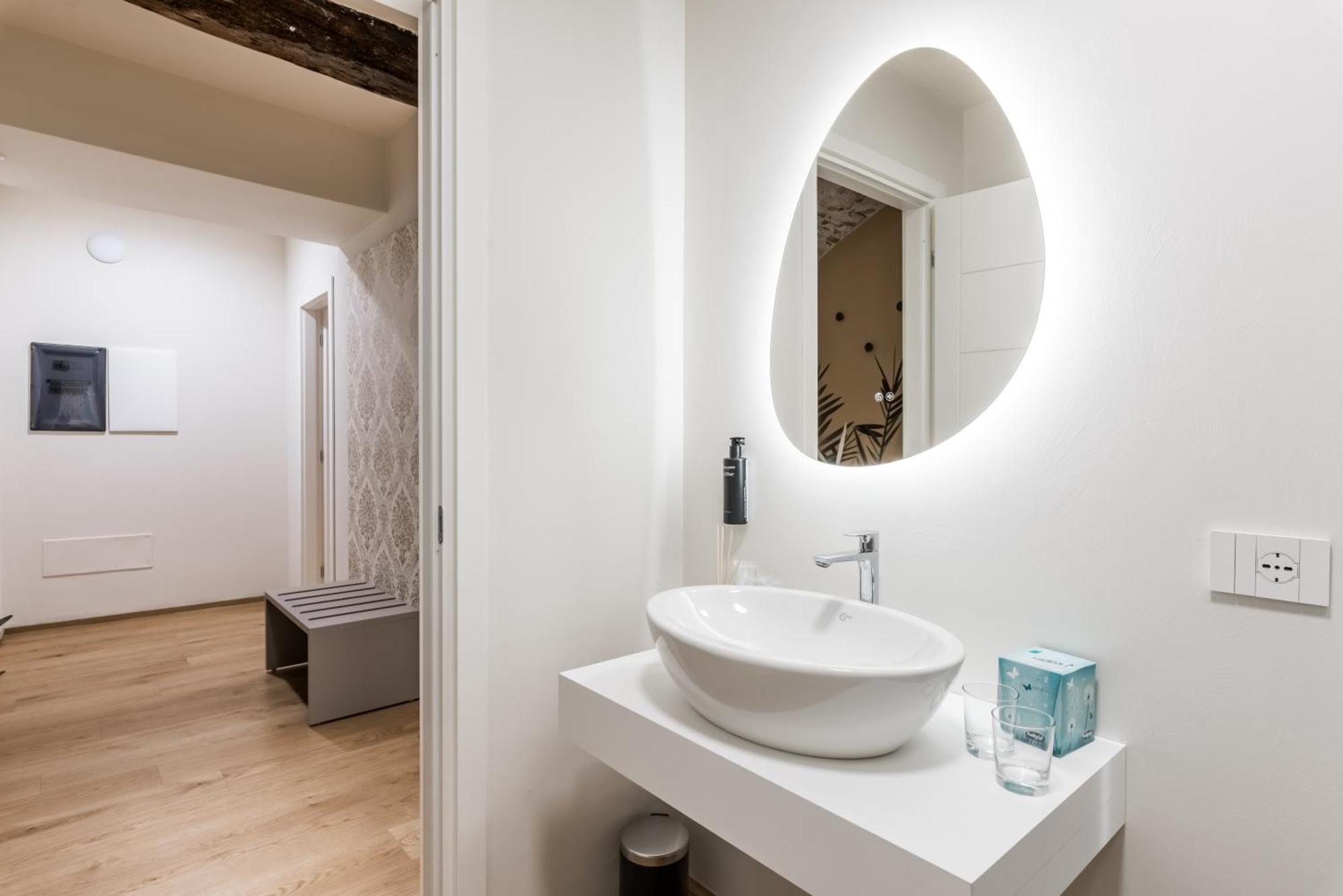 History And Design Facing The Old Port Apartamento